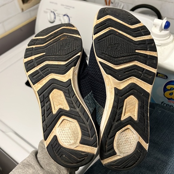 Womens navy blue new balance shoes - Picture 3 of 3